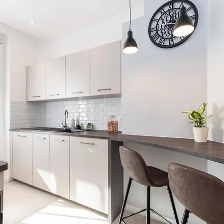 Апартаменты Cosy 2 Bdrs Near Garibaldi Square *
