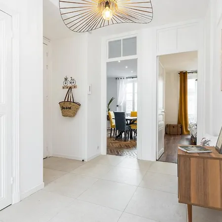 Апартаменты Cosy 2 Bdrs Near Garibaldi Square *